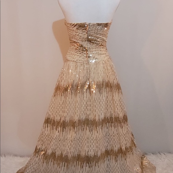 Golden Gown 💛 - Picture 4 of 17